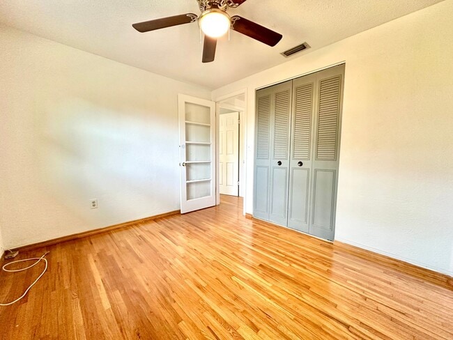 Building Photo - DeLand POOL-home: 4Bedrooms/2Baths - Perfect for family living!