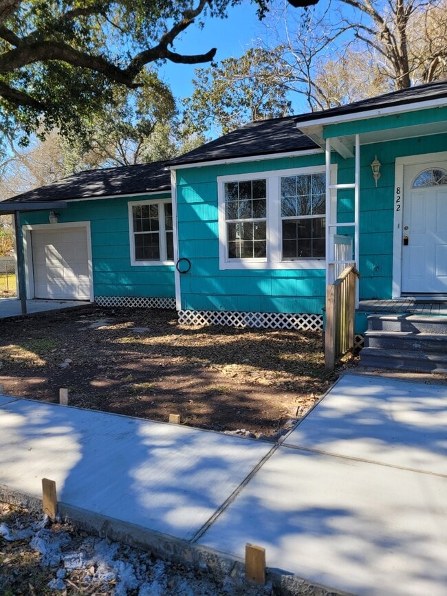 Building Photo - 822 Retama St