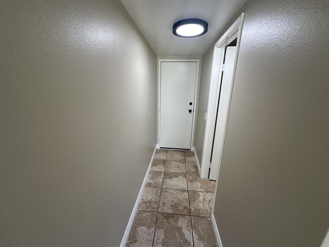 Building Photo - 9940 Highland Ave