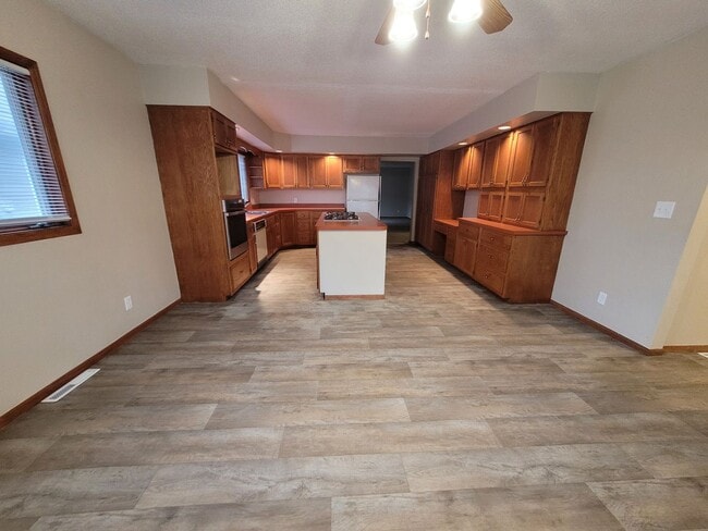 Building Photo - Don't miss this spacious kitchen!