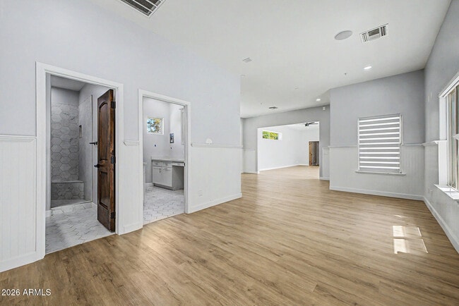 Building Photo - 2311 E Colter St