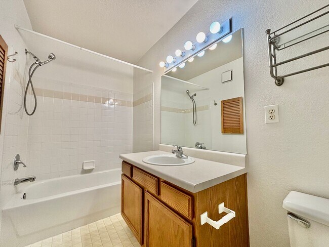 Building Photo - Charming Main floor 2 bed, 2 bath Condo