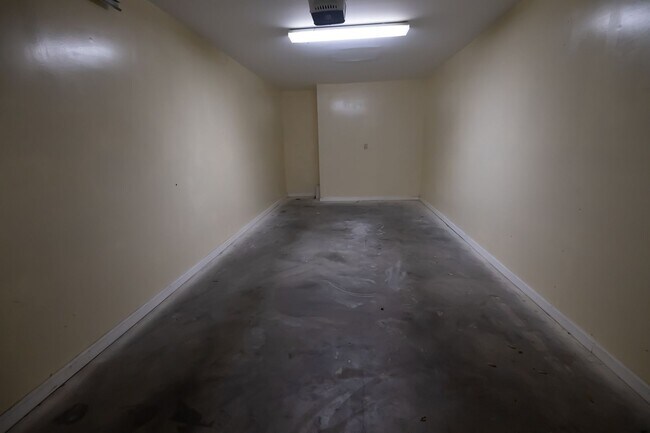 Building Photo - Beautiful 3 Bedroom, 2 Bath with Volume ceilings and Private Garage!