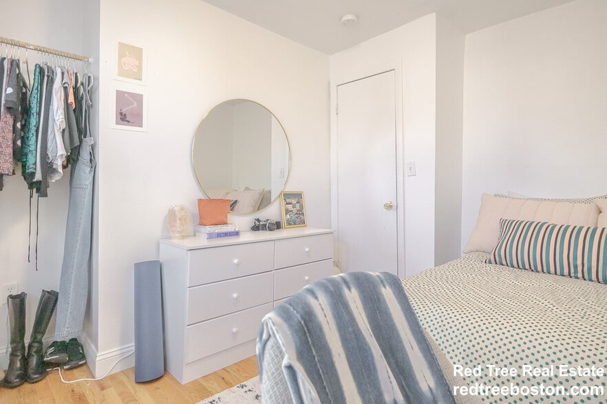 Building Photo - 238 Everett St