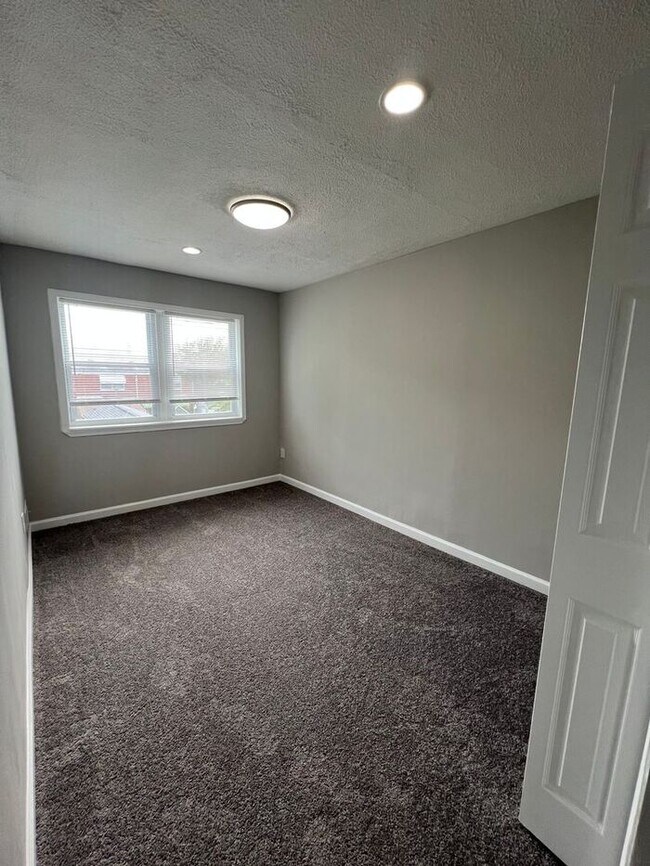 Building Photo - 3 Bedroom Townhome with Parking