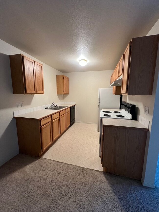 Building Photo - 2 Bedroom, 1 Bath Upstairs Apartment - Loc...