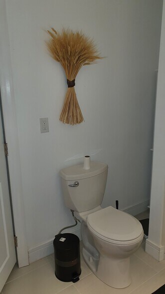 Ensuite room 1 - 89 N Main St