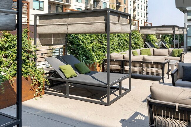 Building Photo - 350 S Jackson St