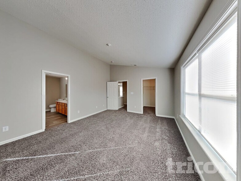 Building Photo - 4279 Round Lake Bend