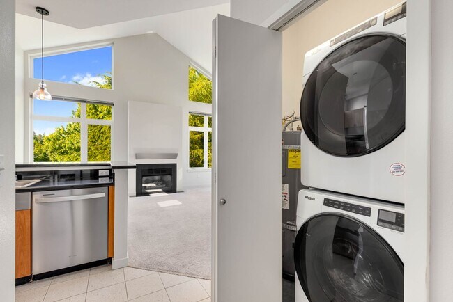 Building Photo - Kirkland Top Floor Large 1 BR+ 1 BA Condo with High Ceilings