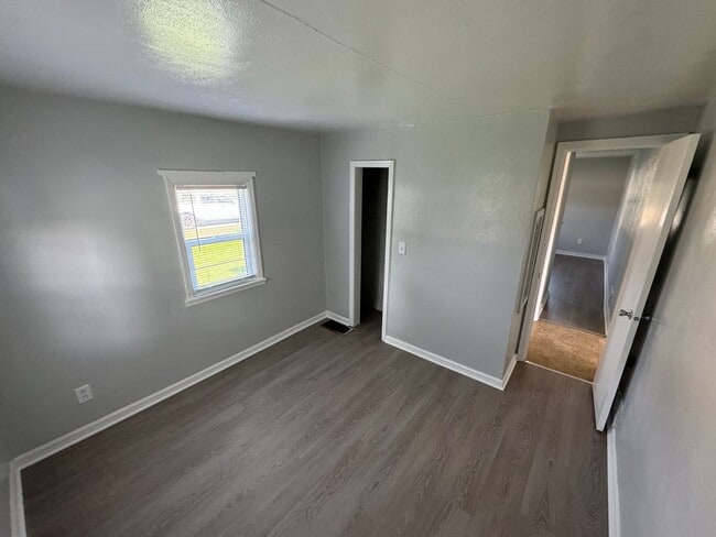 Building Photo - Great Location smaller 2 bedroom house wit...