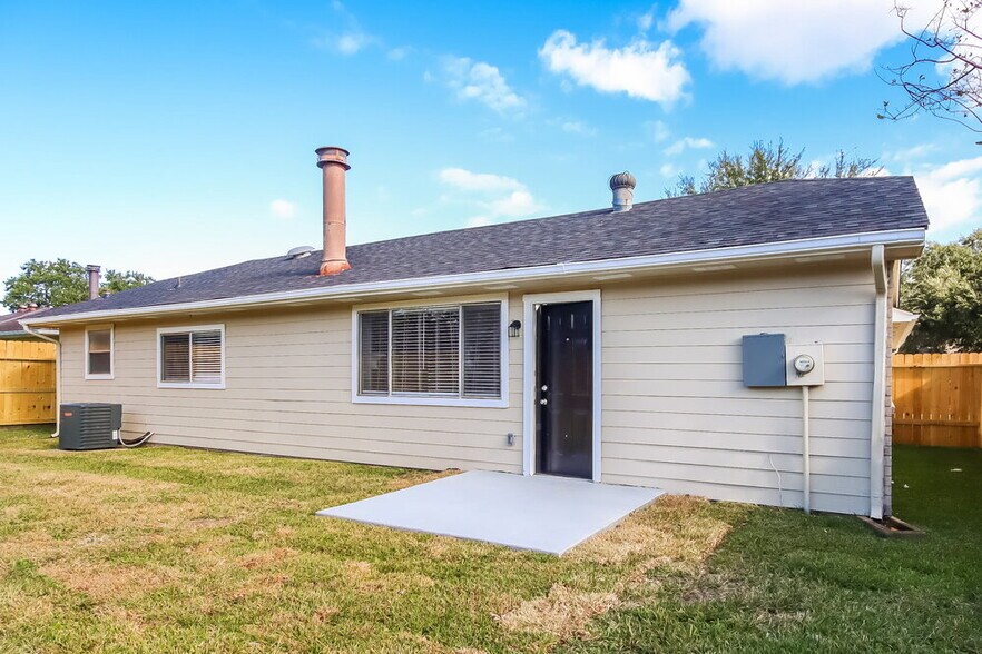 Building Photo - 1814 Pilgrims Point Dr