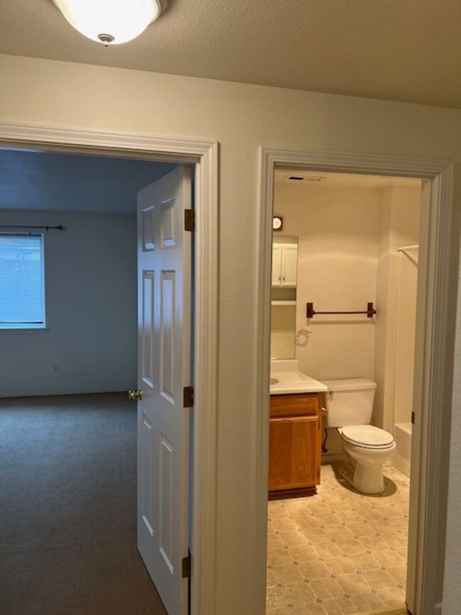 Building Photo - SINGLE FAMILY HOME W/ FENCED YARD/ DOUBLE ...
