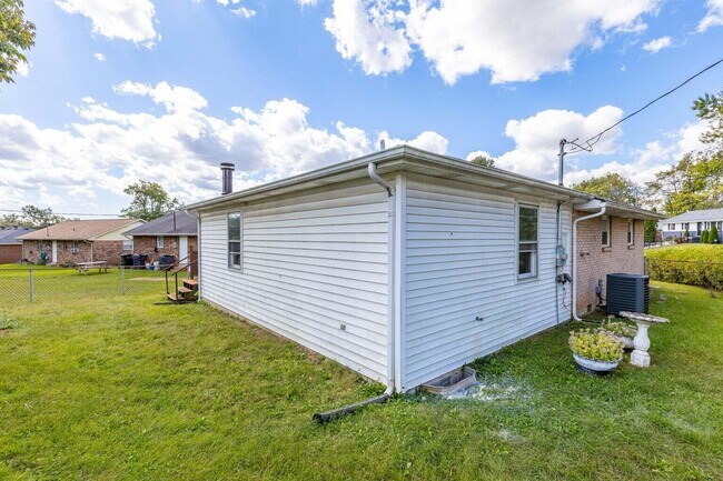 Building Photo - 645 Carver Rd