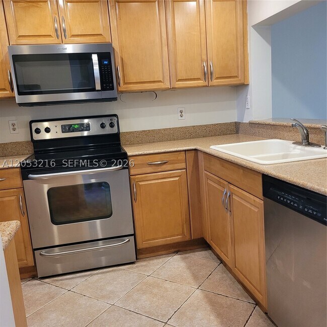 Building Photo - 1811 Sabal Palm Dr