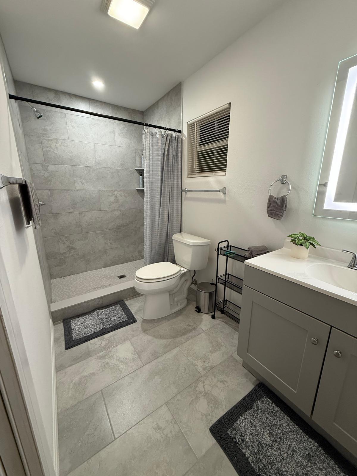 Building Photo - 2405 Roslyn Ln