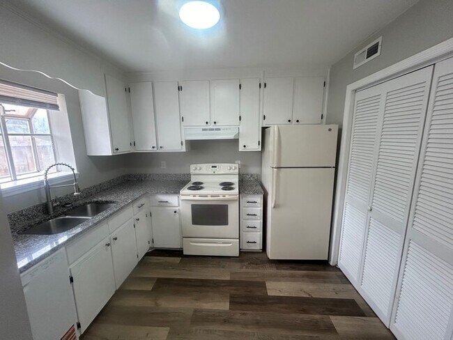 Building Photo - 940-702 Glenn Street, West Columbia, SC 29169