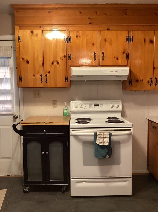 Building Photo - Roomy Updated Home in Established Neighbor...