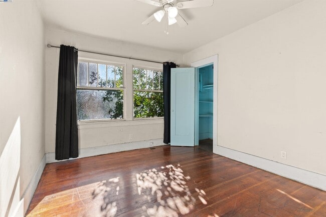 Building Photo - 2081 Oakwood Dr