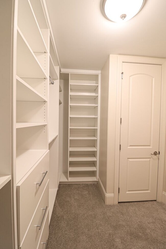 Building Photo - (Coming Soon) Piedmont Row Condo!