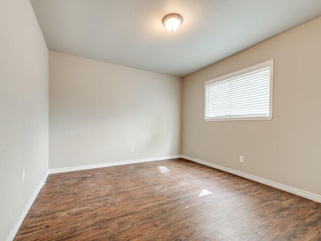 Building Photo - 502 Wildflower Dr