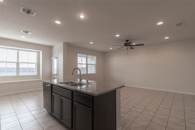 Building Photo - 2880 Donnell Dr