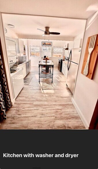 Building Photo - 136 S Oleander Ave