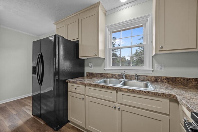 Building Photo - 904 Jennifer Ln