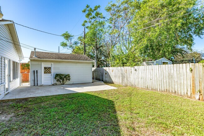 Building Photo - 114 Tarpon Ave