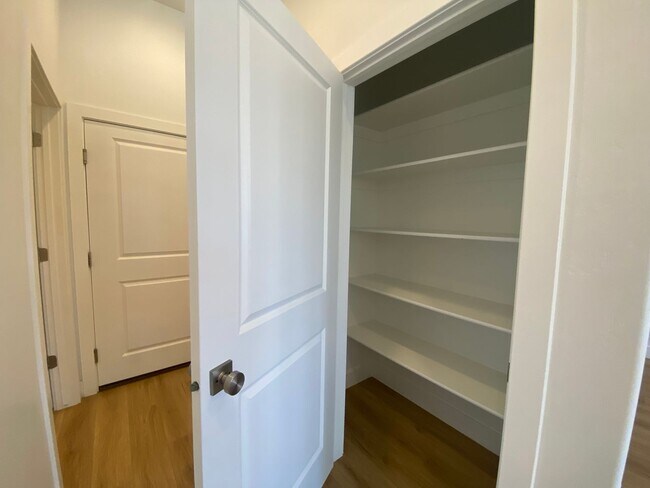 Building Photo - SPACIOUS TOWNHOME AVAILABLE FOR RENT