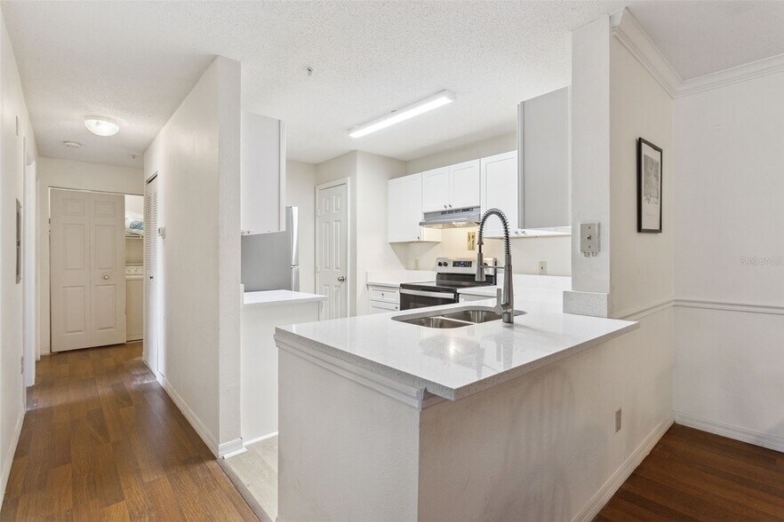 Building Photo - 1950 Summer Club Dr