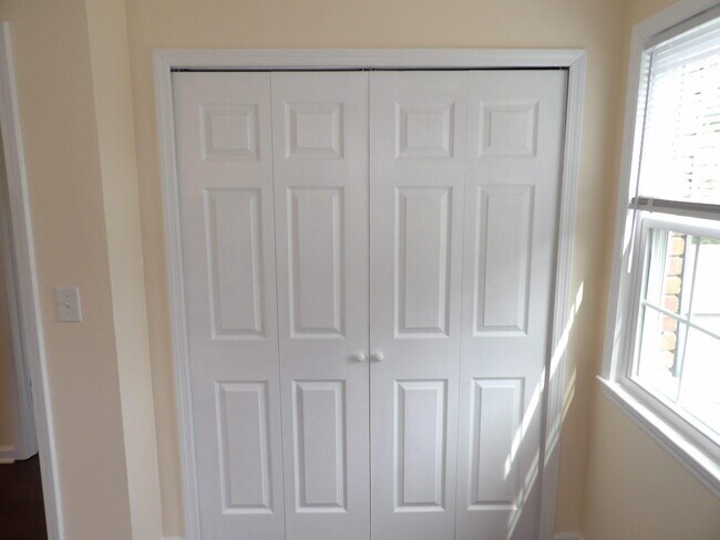 Building Photo - 102 Cedar Dr