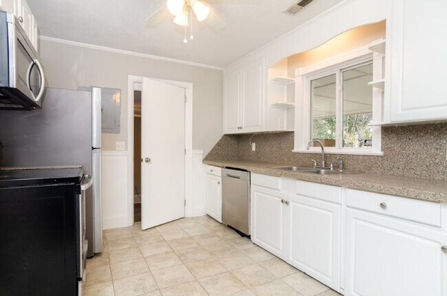 Building Photo - 229 Lullwater Dr