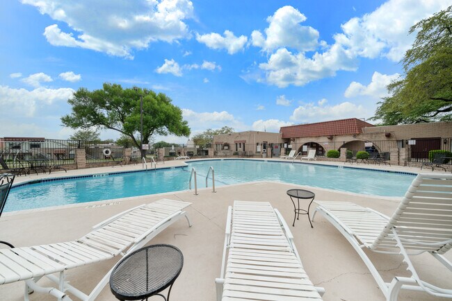 Building Photo - 10958 Crown Park