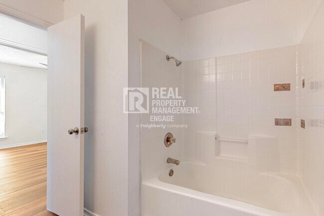 Building Photo - 404 Truman St