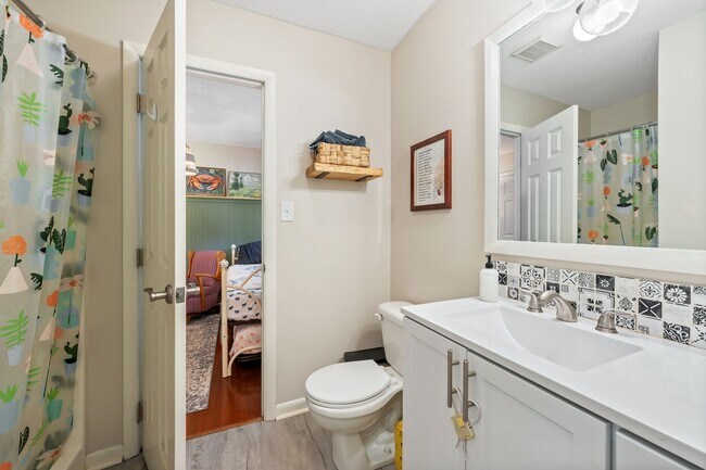 Building Photo - Charming 3br 2ba Saltbox Home in Peaceful,...