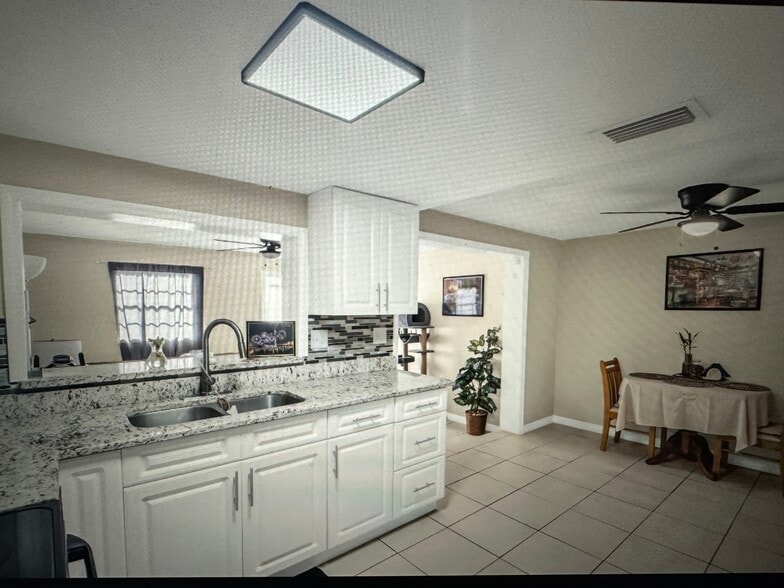 Kitchen - 6734 Sandalwood Dr