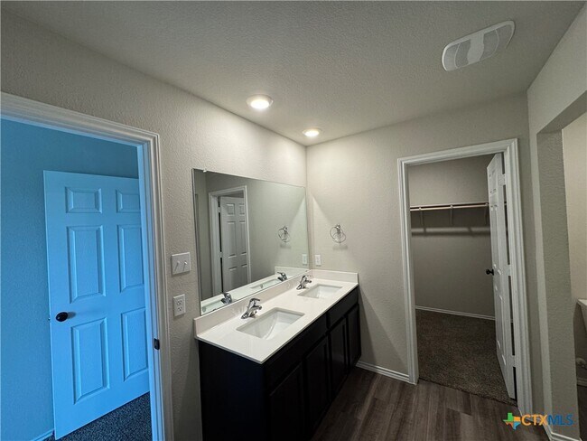 Building Photo - 402 Stone Vly Rd