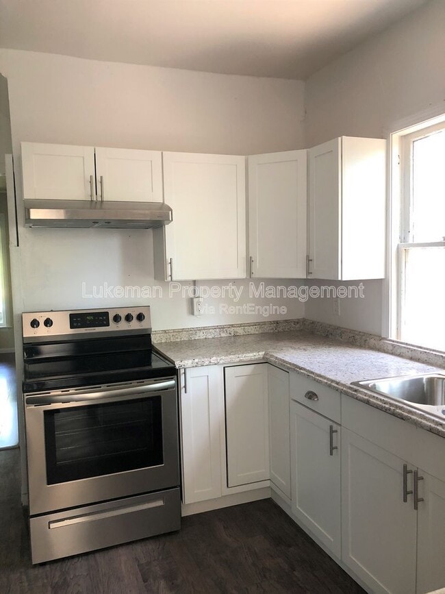 Building Photo - 701 Davis St