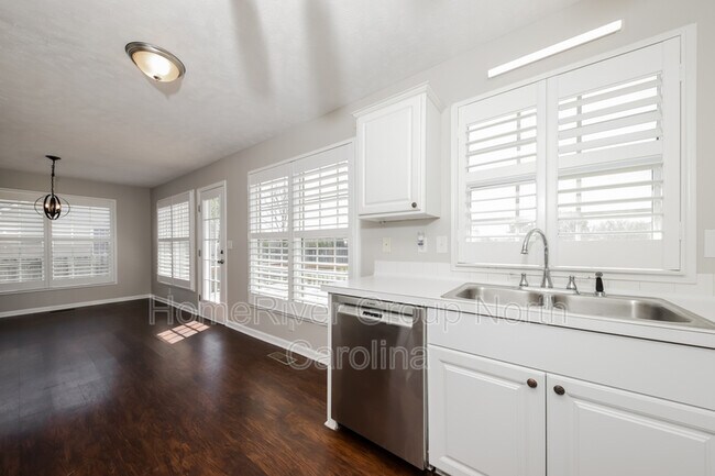 Building Photo - 302 Sterling Ridge Dr