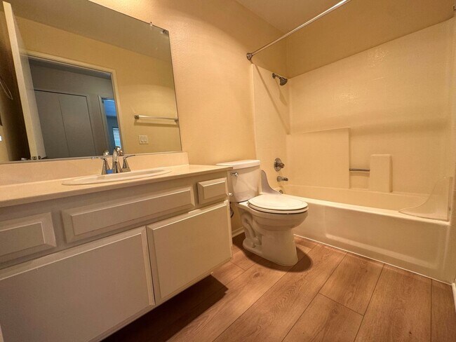 Building Photo - Beautiful 2+1.75 Upstairs Condo in Desirab...