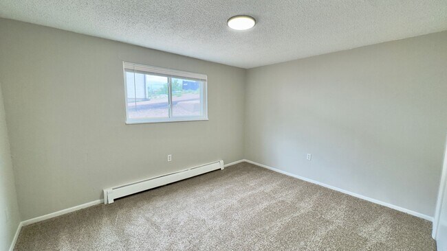 Building Photo - 2915 Straus Ln