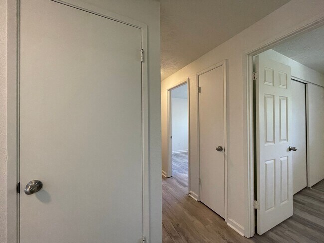 Building Photo - Spacious 2 Bed 1.5 Bath Apartment in Gresham - Newly Renovated w/ Washer & Dryer!