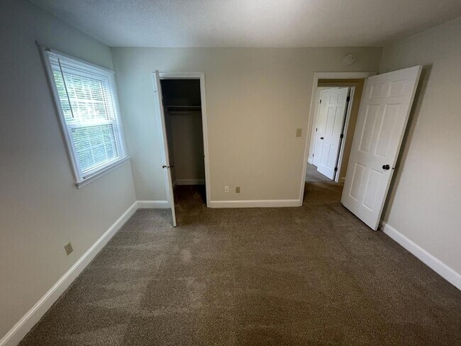 Building Photo - 812 Glen Eden Dr