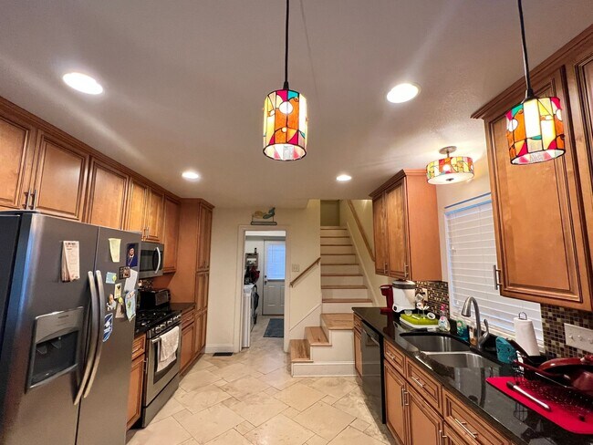 Building Photo - Spacious home with large yard & Detached G...