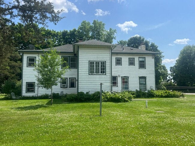 Building Photo - W379N5686 N Lake Rd