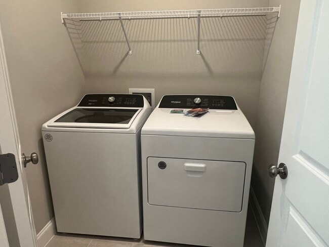 Building Photo - 3 Bedroom Townhouse in Washington Square!-...