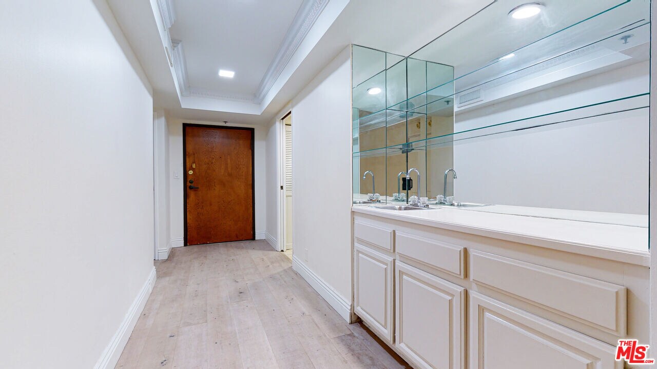 Building Photo - 10660 Wilshire Blvd