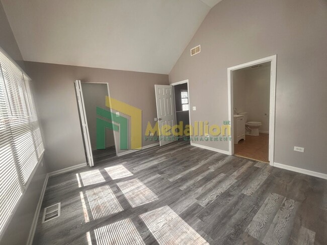 Building Photo - 5954 S Maplewood Ave