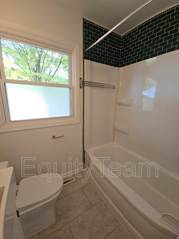 Building Photo - 120 Circle Dr